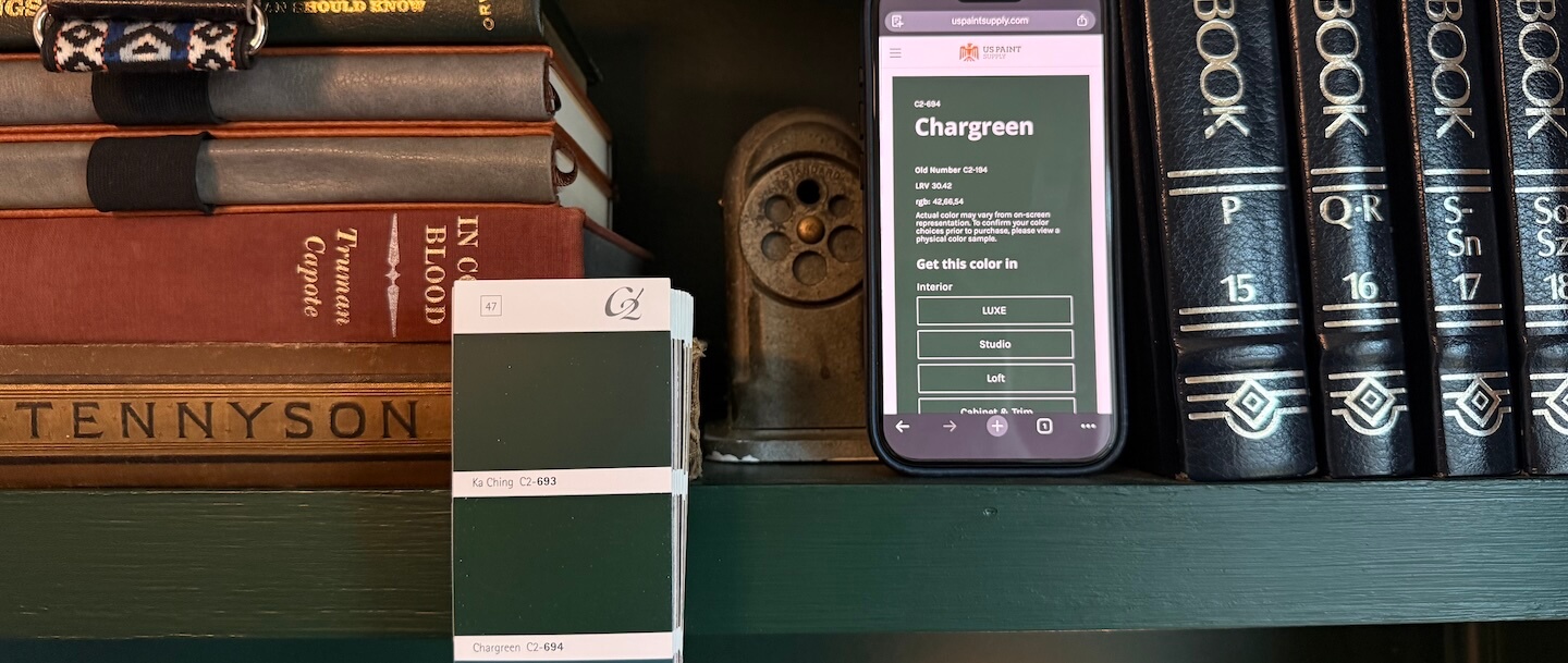 A classic built in bookshelf painted a deep green, C2-694 Chargreen